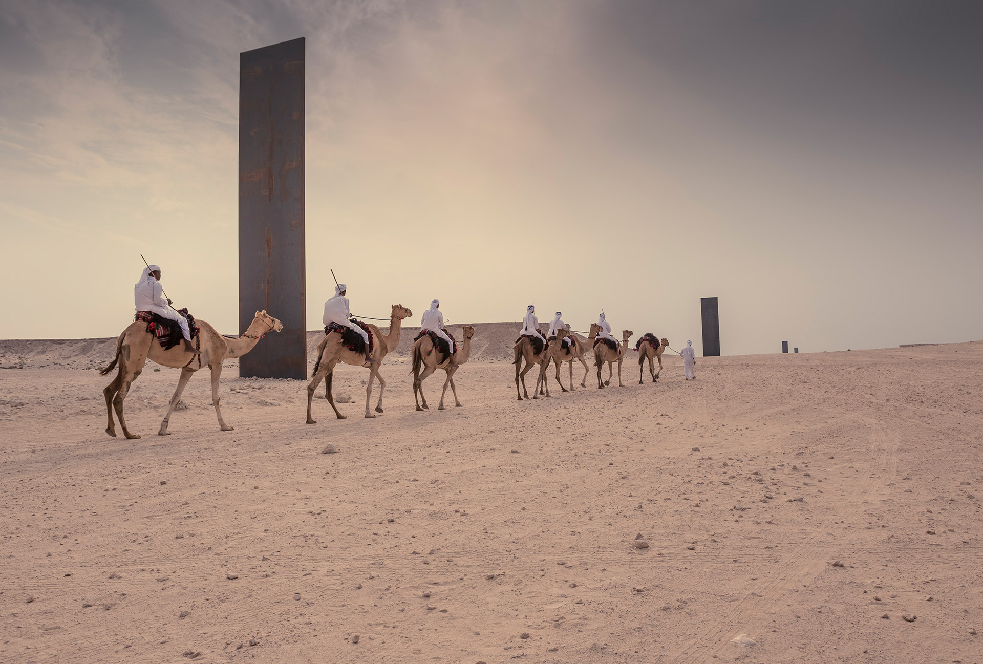 Escultura de Richard Serra conformada por 4 columnas de yeso colocadas en el desierto