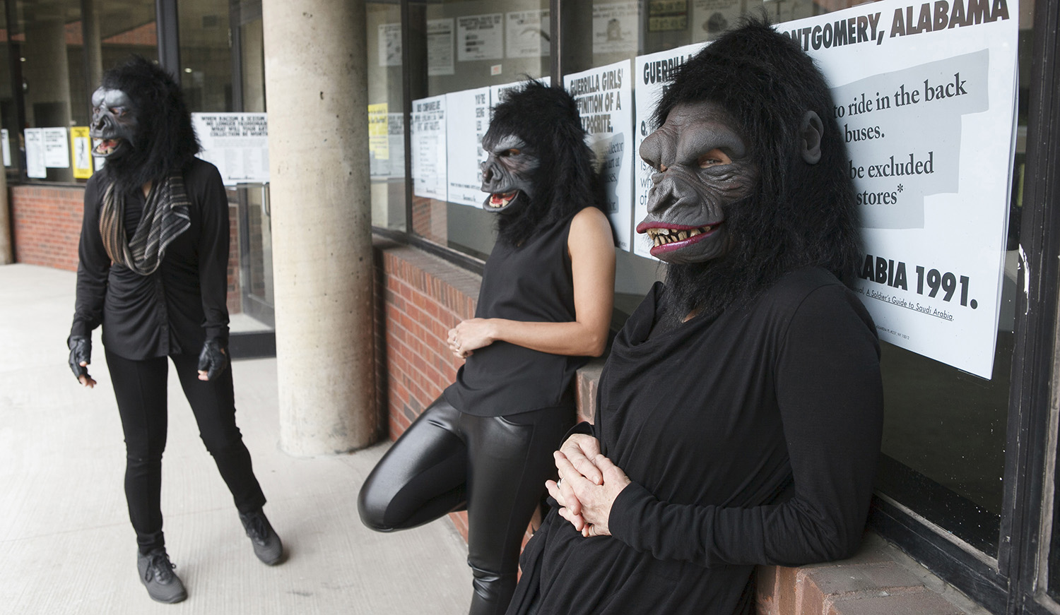 Guerrilla Girls (Kathe Kollwitz, Zubeida Agha y Frida Kahlo), 2015. Foto: Andrew Hinderaker. Cortesía de Guerrilla Girls.