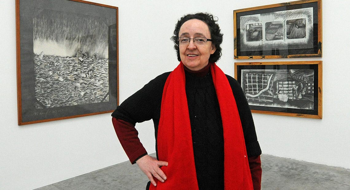 Mónica Mayer frente a dos obras